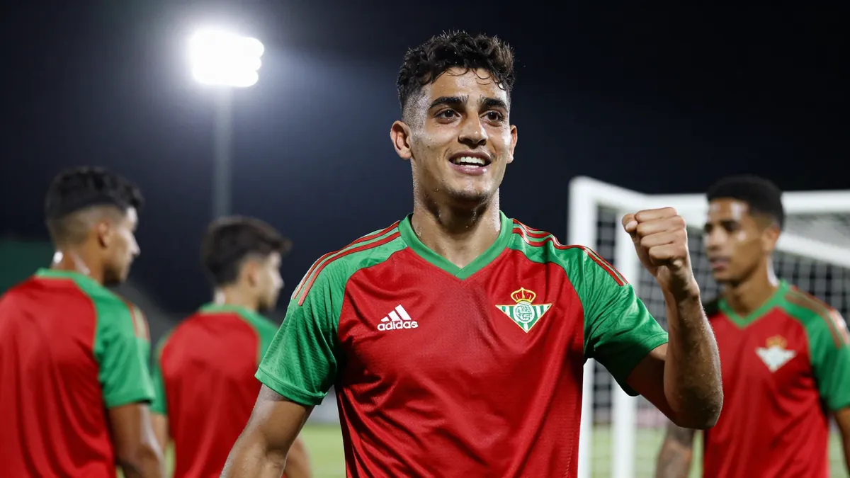 Cucho Hernández se reintegra al Betis tras el Mundial
