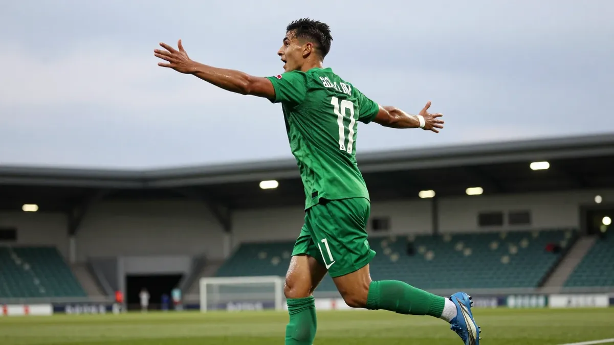 Los internacionales del Real Betis, Ez Abde y Troy Parrott, anotaron de penalti para Marruecos e Irlanda...