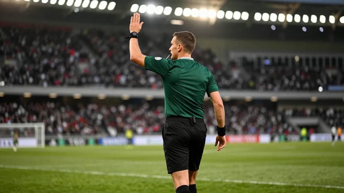 Ricardo de Burgos Bengoetxea dirigirá el choque de Liga entre el Real Betis Balompié y el FC Barcelona este sábado, un...