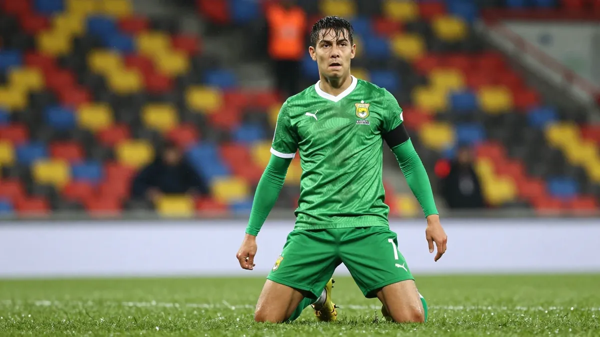 The Brazilian defender reached 100 appearances in 743 days, beating Alfonso Pérez's record, and received a commemorative...