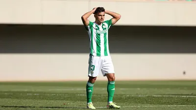 Real Betis Balompié cerró el año fiscal con un déficit de unos 15 millones de euros, una decisión estratégica para no...
