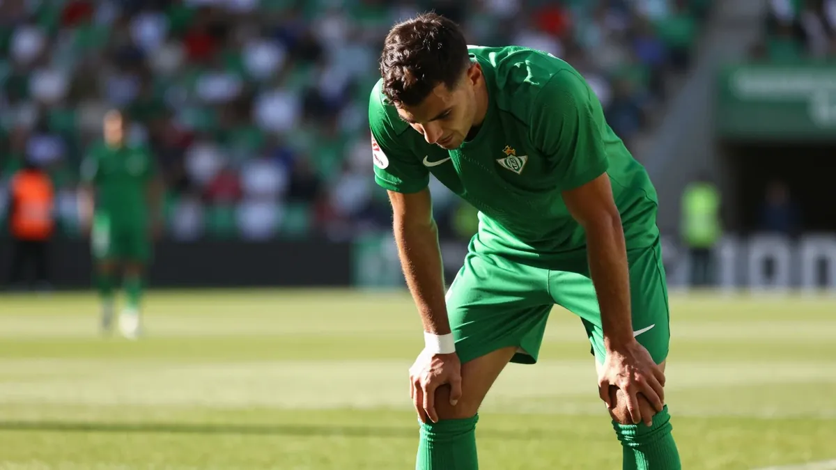 El club verdiblanco ha optado por que el uruguayo cumpla de inmediato su sanción de cuatro partidos, evitando que pueda...